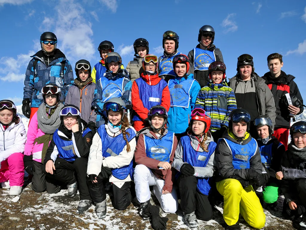 Große Gruppe posiert für ein Foto auf dem Berg.